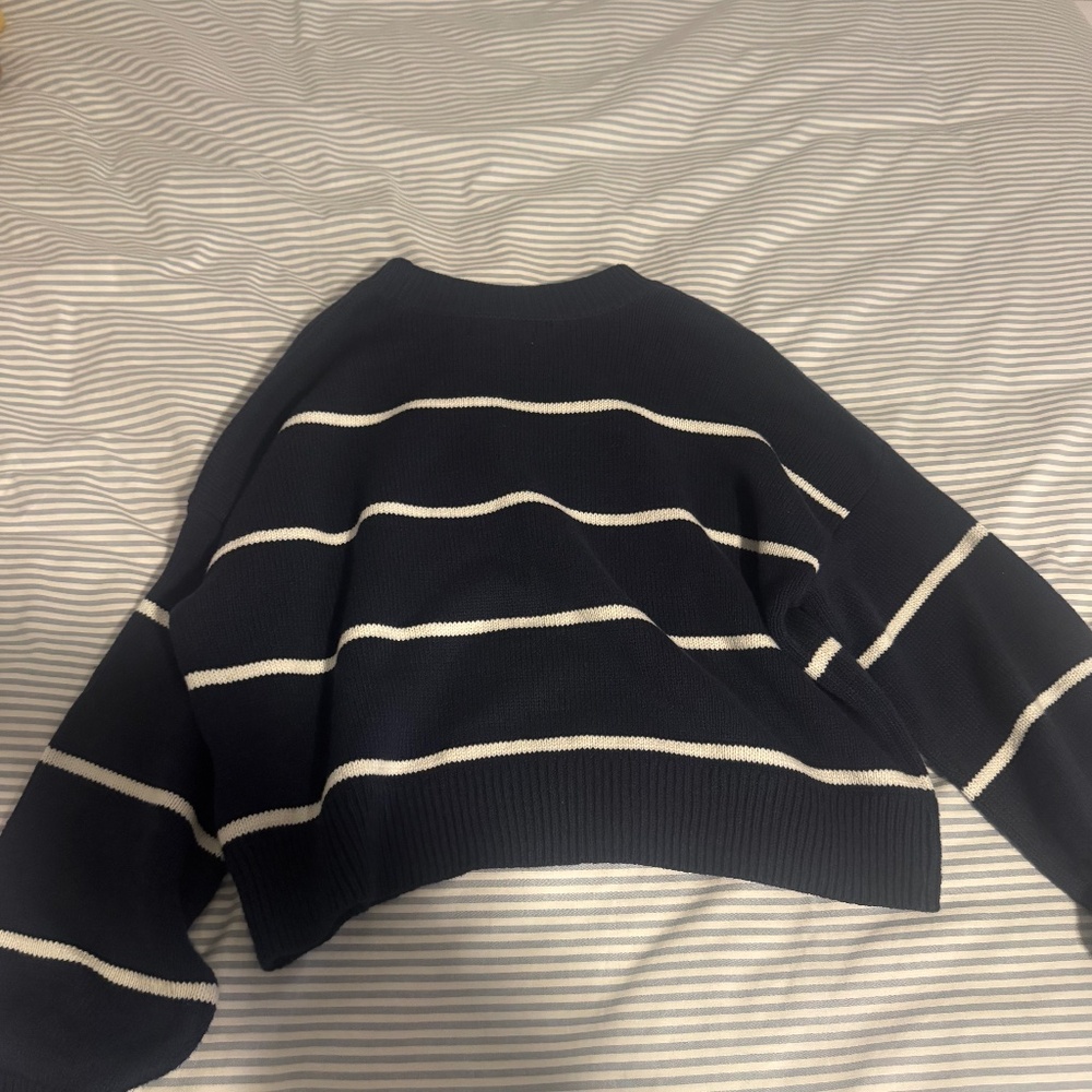 Navy and cream knit hollister sweater, women’s small.